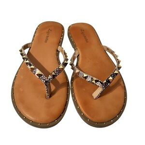Zigi Soho Women’s Patsy’s Flat Sandals Snake Style Print Studs Size 7.5